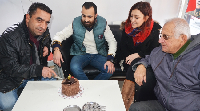 Gazetecilerden meslektaşına sürpriz