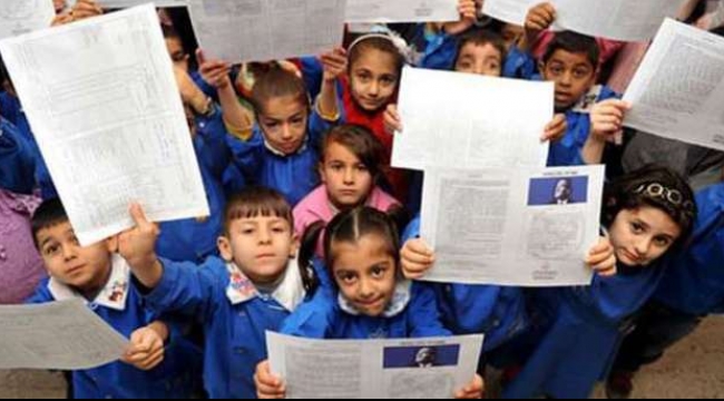 Öğrenciler karnelerini alıyor