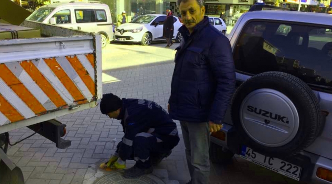 Büyükşehir ,kırılan  trafik dubalarını değiştiriyor