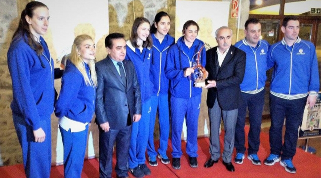 Ege'nin en iyisi Seramiksan ödülünü aldı