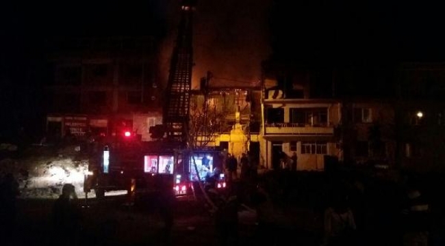 İki katlı bina çıkan yangında kül oldu