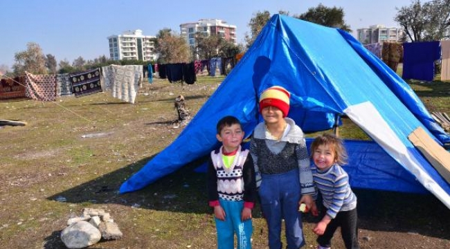 Milyonluk evlerin yanında naylon çadırda yaşam