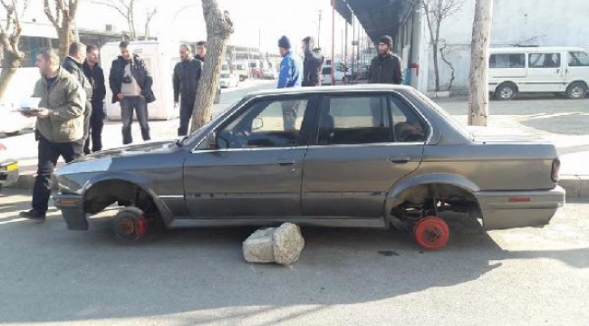 Tamirhane önündeki otomobilin lastikleri çalındı