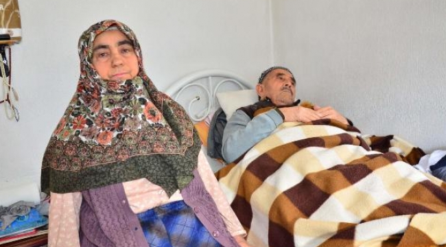 Yatalak eşine 49 yıldır bebek gibi bakıyor