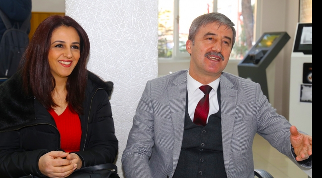 Yeni kimlik kartlarını almak için sırasını bekledi