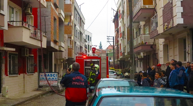 Çatıda odunlukta çıkan yangın panik yarattı