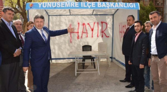 'Evet' standına spreyle 'hayır' yazdılar