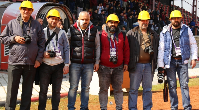 Gazetecilerden baretli eylem