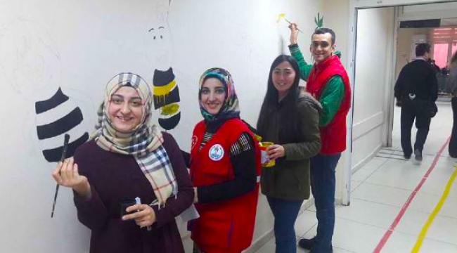 Gönüllü gençler çocuk hastanesine renk kattı