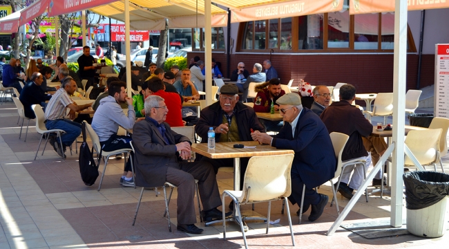 Havalar ısınınca vatandaşlar Orta Parkı doldurdular