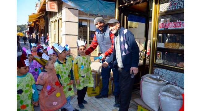 Minik öğrencilerden esnafa çöp poşeti dağıtımı