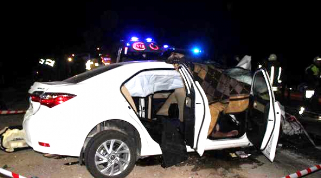 Otomobille hafif ticari araç çarpıştı: 2 ölü, 10 yaralı