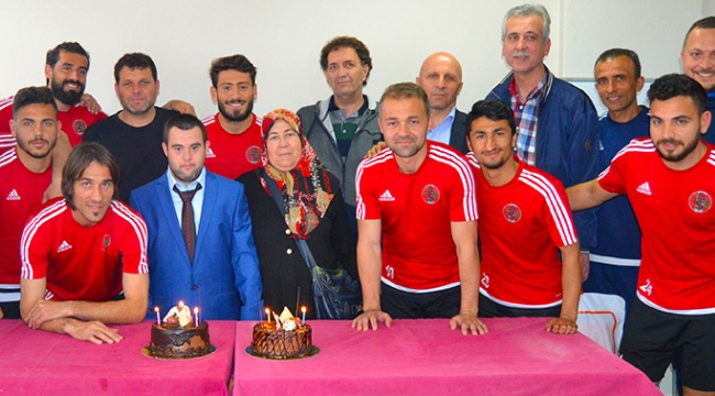 Turgutluspor gözünün nuru Ümit’e pasta kesti