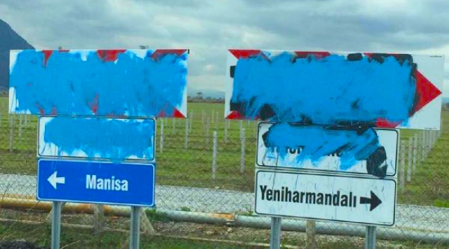 Yönlendirme levhaları zarar gördü