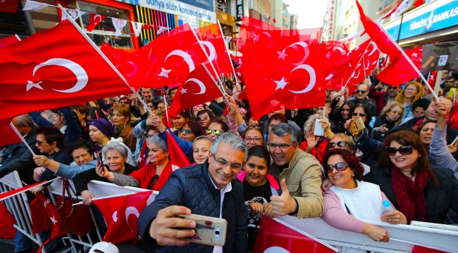10 bin kişi İzmir Marşı'nı söyledi