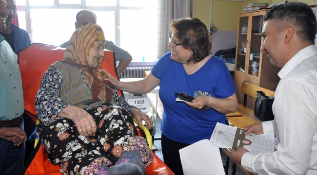 113 yaşındaki Ayşe nine oyunu kullandı