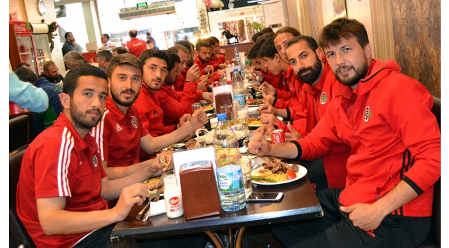 Asbaşkan Çelikdoğan’dan Turgutluspor’a moral yemeği