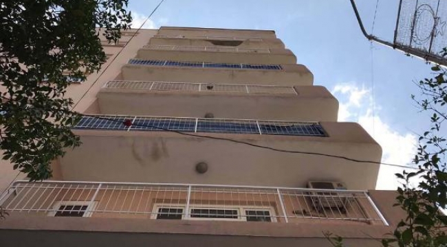 Balkondan kopan sıva parçaları çocuğu yaraladı