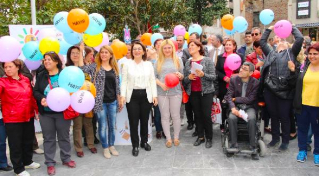 Balonlarla 'hayır' oyu istediler