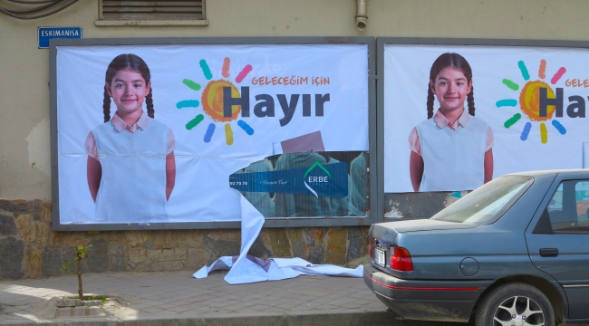 'Hayır' afişi yırtıldı
