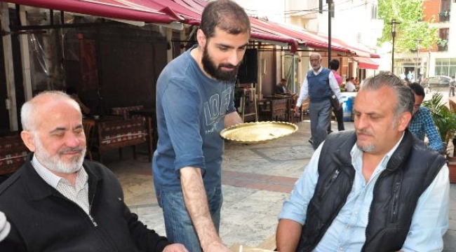 İş bulamayan yüksek lisans mezunu çaycı oldu