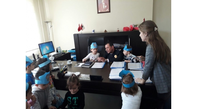 Minik öğrenciler makama geçti, telsiz anonsu yaptı