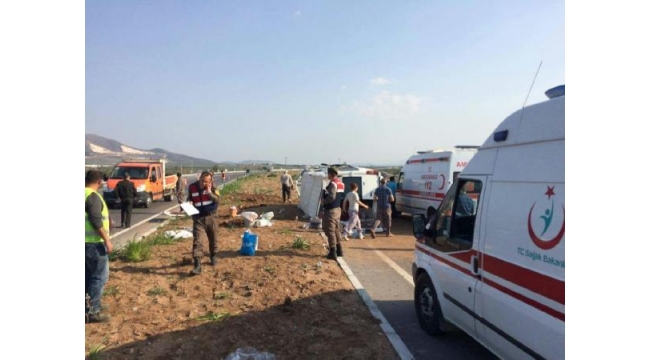 Tarım işçilerini taşıyan minibüs devrildi: 17 yaralı