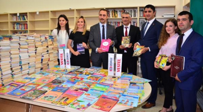 Fabrika işçilerinden kütüphaneye 1400 kitap bağışı