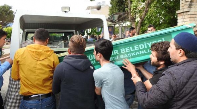 Otomobil yol kenarında duran kamyona çarptı: 3 ölü, 1 yaralı