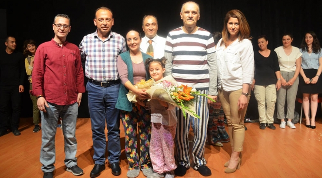 Oyuncular izleyiciler tarafından ayakta alkışlandı.