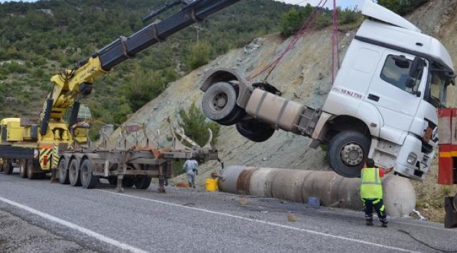Sülfürik asit yüklü tanker şarampole devrildi