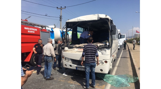 Turgutlu'da servis minibüsü kamyona çarptı: 10 yaralı