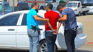 Çılgın sürücü orta refüje çıktı