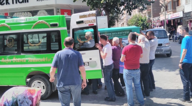 İçinde cenaze bulunan cenaze arabasına çarptılar