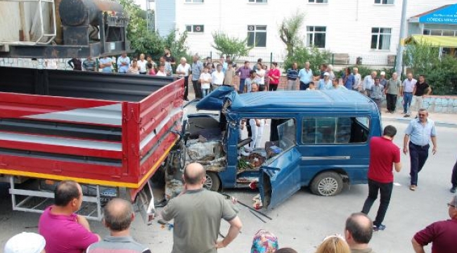 Minibüs TIR'a çarptı: 5 yaralı