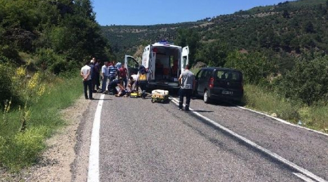 Otomobille motosiklet çarpıştı: 3 yaralı