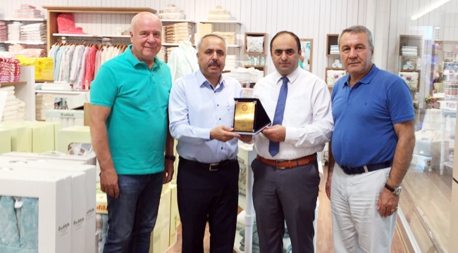Özdilek 'e plaket takdimi