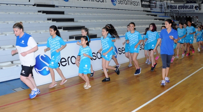 Seramiksan'ın bayan voleybol yaz okulu başladı