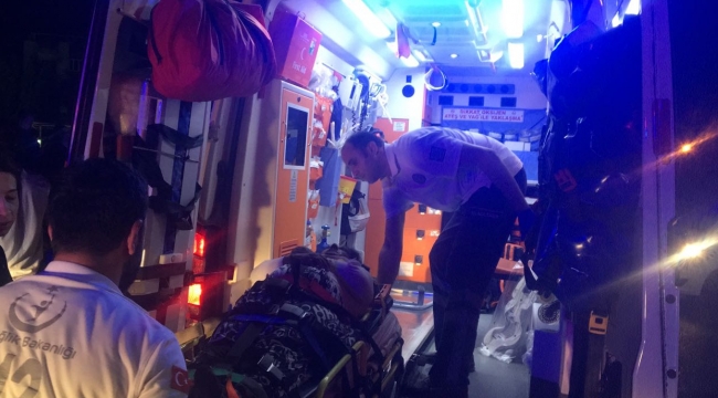 Ehliyetsiz sürücü kırmızı ışıkta durmadı: 2 yaralı