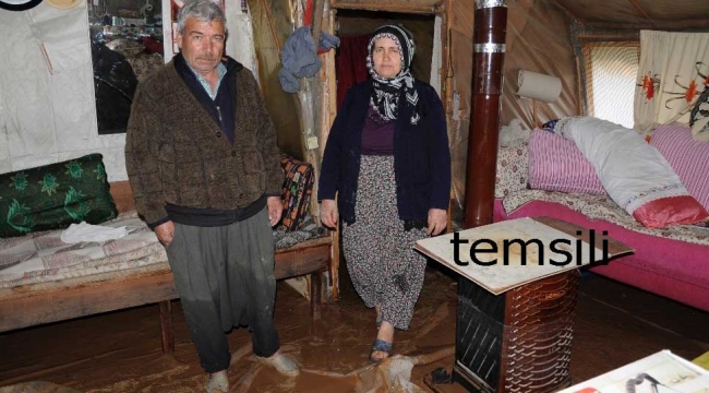 Vatandaşların evini dağdan gelen dere suyu bastı