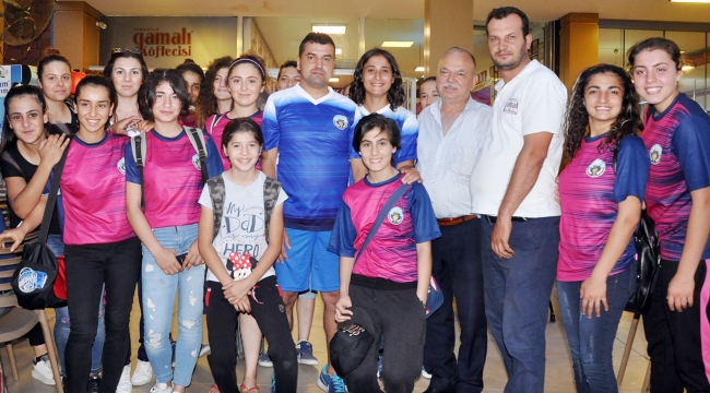 Gamalı kadın futbolcuları ağırladı