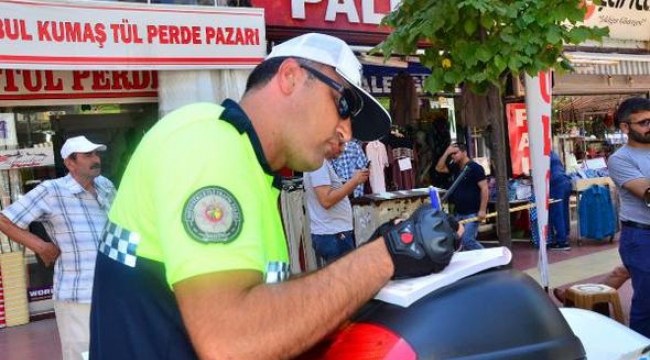 Halk otobüsü şoförü park yasağına uymayan sürücülere kızıp yolu kapattı
