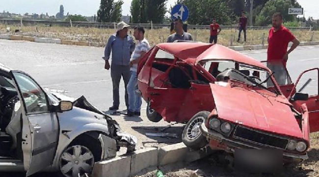 Kavşakta iki otomobil çarpıştı: 1 ölü, 5 yaralı