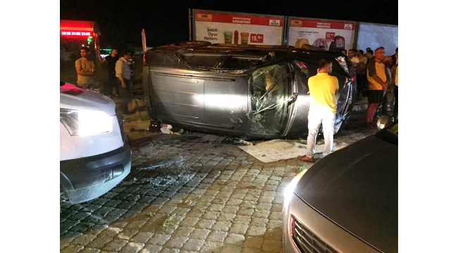 Kırmızıda bekleyen 4 araca çarpıp takla attı, yaralanan olmadı