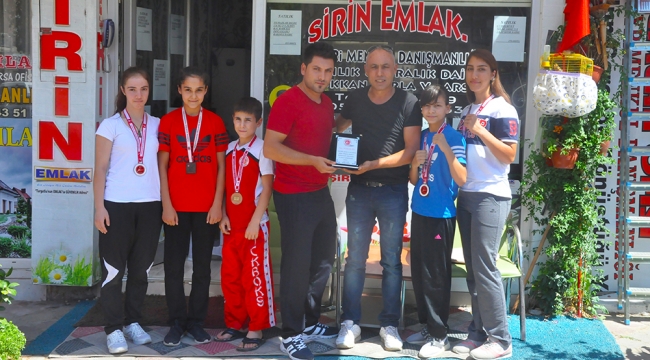 Turgutlu Muay Thai Spor Kulübü’nden Şirin Emlak’a plaket