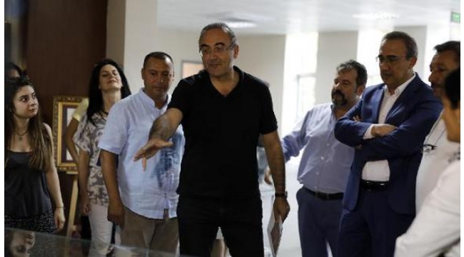 Sunay Akın: "İzmir'in dağlarında açan çiçekler ay yıldızlı bayraklarımızdı"