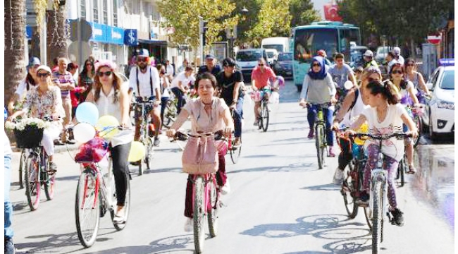 Süslü bisikletler ve kadınlar sokakları renklendirdi