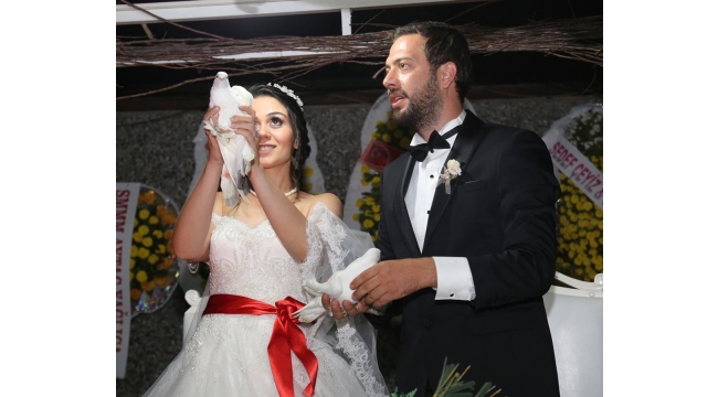 Uğur getirmesi için güvercin uçurdular