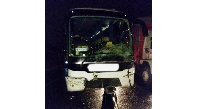 Yolcu taşıyan otobüs minibüse çarptı: 1 ölü 1 yaralı