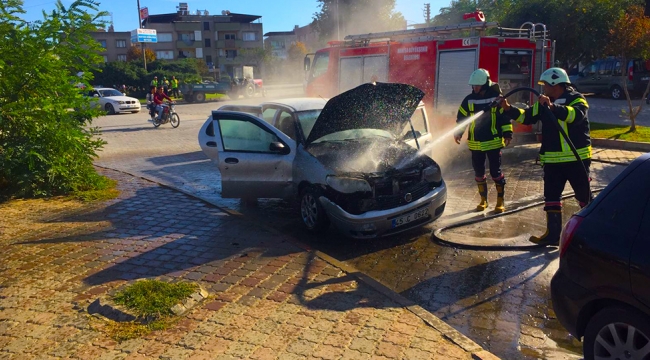 Park halindeki otomobil yandı